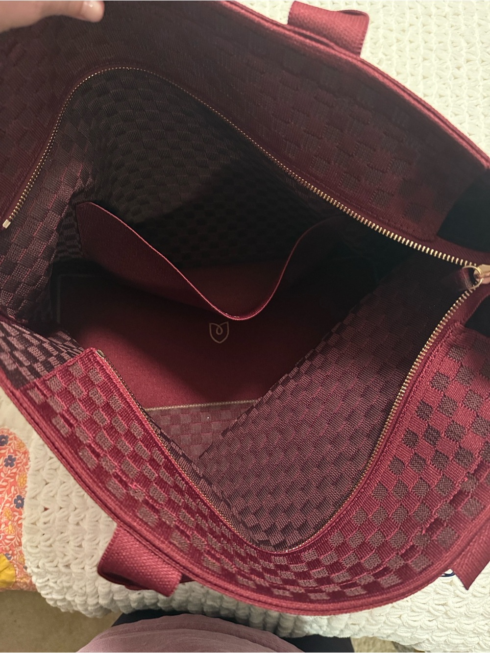 NWT Rothy’s Lightweight Zip Tote in Cabernet Check Knit Pattern - Picture 9 of 13